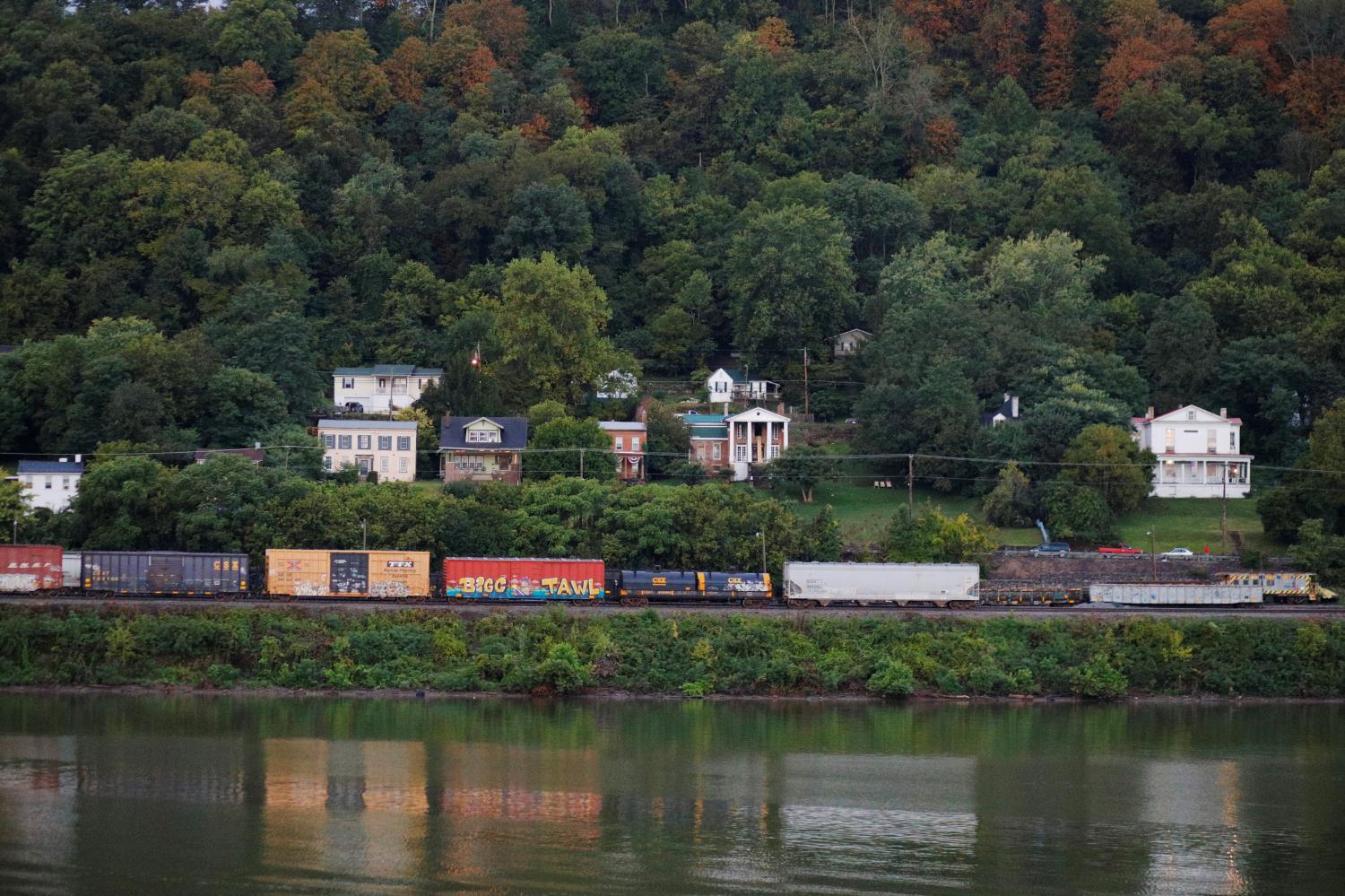 A train sits in front of houses on the banks of the Ohio River in Maysville, Kentucky, U.S., September 13, 2017.  Photograph taken at N38°39.329' W83°46.168'.  Photograph taken September 13, 2017.   REUTERS/Brian Snyder - RC1FCD637E00