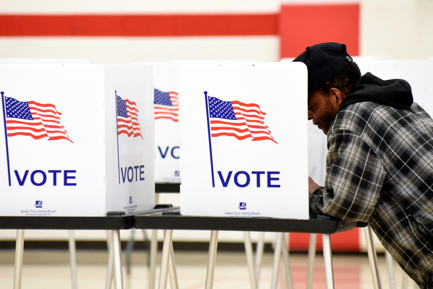 A voters fills out their ballot for the midterm election at a polling place in Madison, Wisconsin, U.S. November 6, 2018. REUTERS/Nick Oxford - RC1BABD352A0