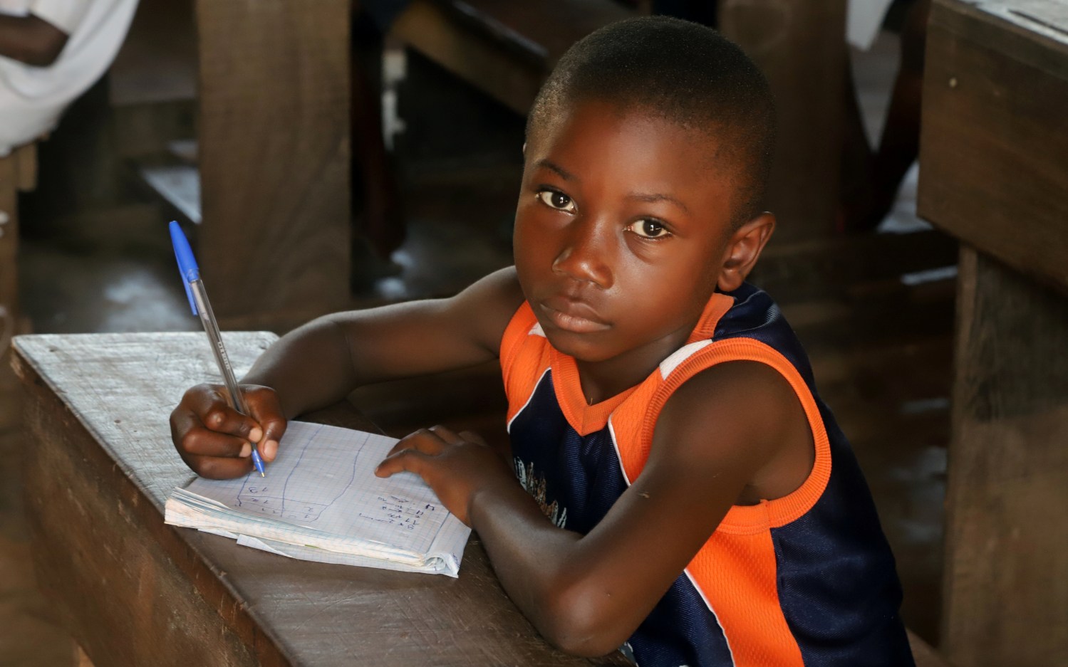 A child attends a class at the Wangata commune school during a vaccination campaign against the outbreak of Ebola, in Mbandaka, Democratic Republic of Congo, May 23, 2018. REUTERS/Kenny Katombe - RC1B068B55A0
