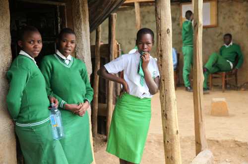 Girls look on at the New Horizons Academy in Kibera, Nairobi, Kenya, September 23, 2016. Picture taken September 23, 2016. THOMSON REUTERS FOUNDATION/Katy Migiro - D1AEUGJDVVAA