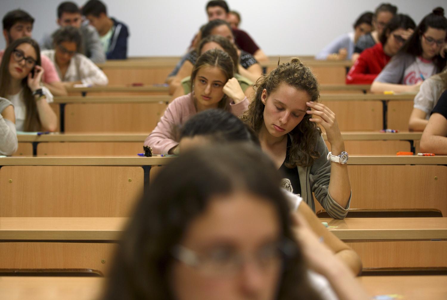 Students sit for a university entrance examination at a lecture hall in the Andalusian capital of Seville, southern Spain, June 16, 2015. Students in Spain must pass the exam after completing secondary school in order to gain access to university.  REUTERS/Marcelo del Pozo - GF10000129149