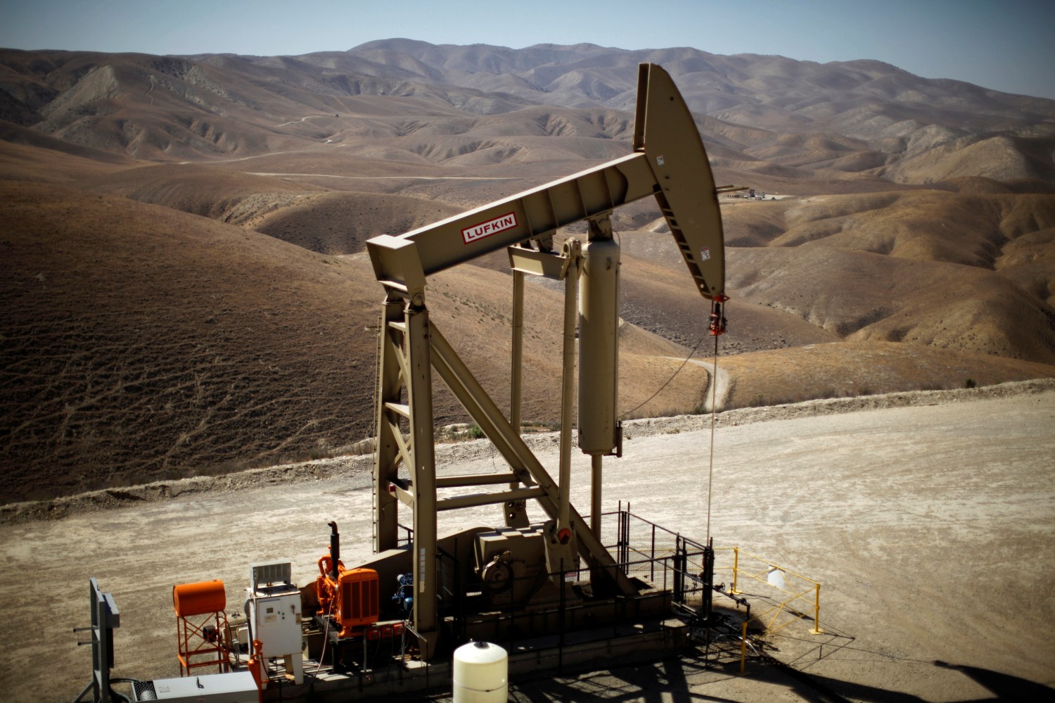 A pumpjack brings oil to the surface in the Monterey Shale, California, U.S.  April 29, 2013.  REUTERS/Lucy Nicholson/File Photo - S1AETMZZEVAA