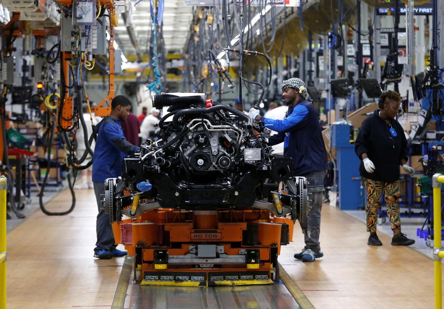 Fiat Chrysler Automobiles assembly workers build 2019 Ram pickup trucks at the FCA Sterling Heights Assembly Plant in Sterling Heights, Michigan, U.S., October 22, 2018. Picture taken on October 22, 2018.   REUTERS/Rebecca Cook - RC1769AD4280