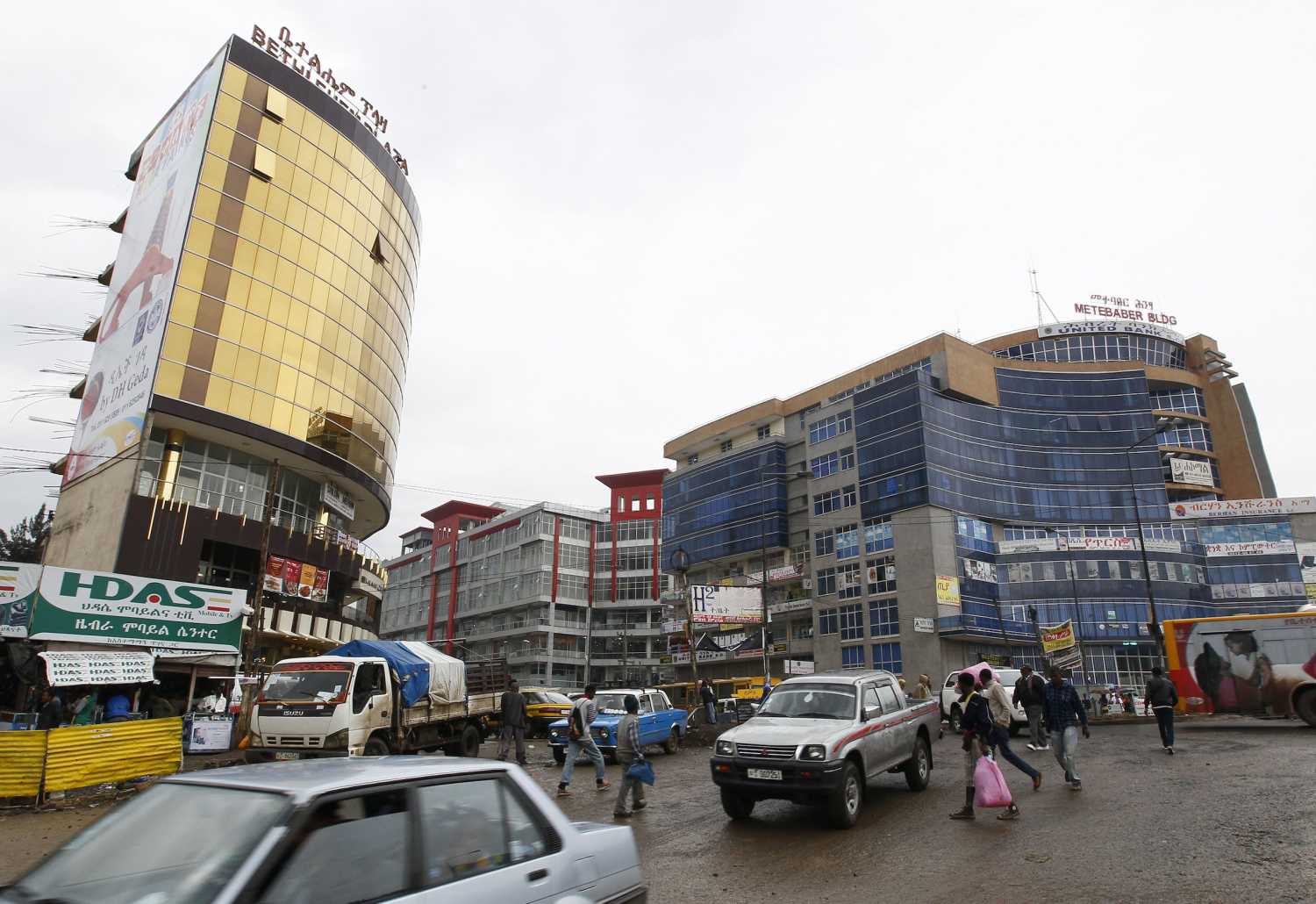 People walk through the streets of a shopping area in Addis Ababa May 26, 2014. Ethiopia has pushed the door ajar for foreign retailers keen to enter the fast-growing market of 90 million people, welcoming them as managers but keeping the state in control. REUTERS/Tiksa Negeri (ETHIOPIA - Tags: BUSINESS) - GM1EA5R05A501