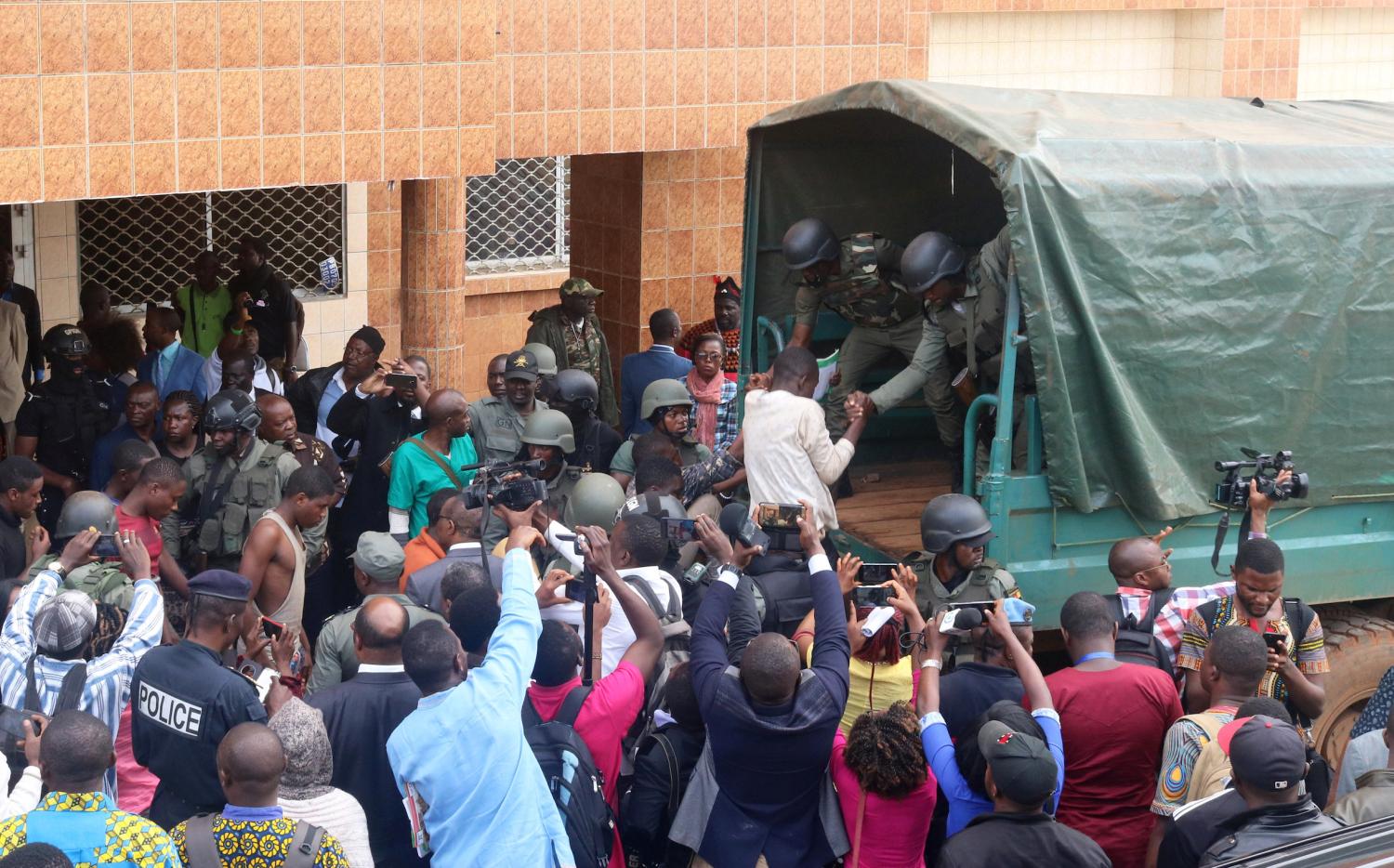 School children, who were kidnapped by armed men and released on Wednesday, are helped to get into a truck by gendarmes in Bamenda, Cameroon November 7, 2018. REUTERS/Josiane Kouagheu - RC1299CA39D0