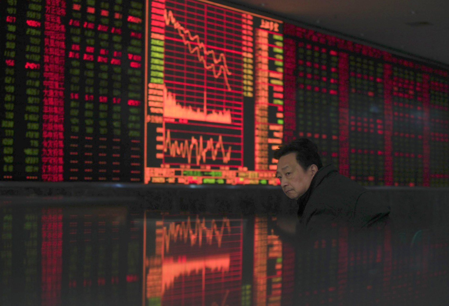 An investor sits in front of an electronic board showing stock information at a brokerage house in Wuhan, Hubei province January 4, 2012. China shares started the new year weaker on Wednesday, dragged down by more cyclical sectors after the Chinese premier warned of difficult economic conditions in the first quarter, hinting there will not be another massive fiscal stimulus programme. REUTERS/Stringer (CHINA - Tags: BUSINESS) CHINA OUT. NO COMMERCIAL OR EDITORIAL SALES IN CHINA - GM1E81418CH01