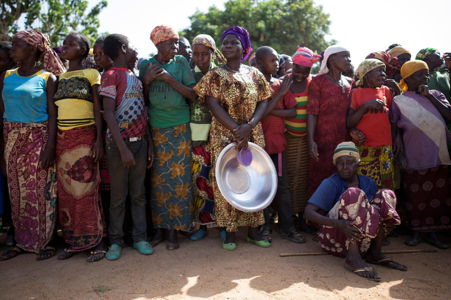 Women stand in line for food aid distribution delivered by the United Nations Office for the Coordination of Humanitarian Affairs and world food program in the village of Makunzi Wali, Central African Republic, April 27, 2017. Picture taken April 27, 2017 REUTERS/Baz Ratner - RC132928B970