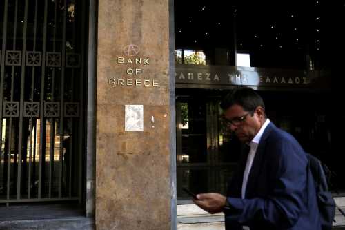 A man walks past the Bank of Greece headquarters in Athens, Greece, August 20, 2018. REUTERS/Alkis Konstantinidis - RC1503BA14D0