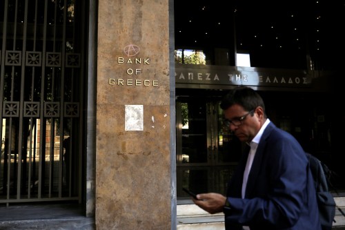 A man walks past the Bank of Greece headquarters in Athens, Greece, August 20, 2018. REUTERS/Alkis Konstantinidis - RC1503BA14D0