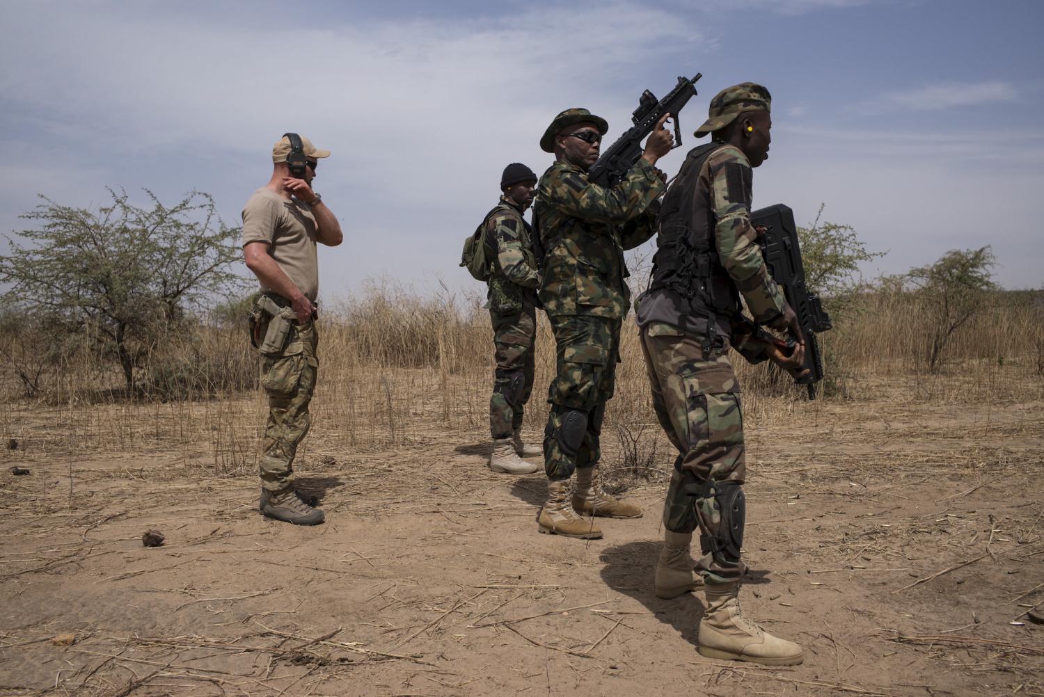 A U.S. special forces soldier trains Nigerian soldiers during Flintlock 2016, a U.S.-led international training exercise with African militaries in Thies, Senegal, February 11, 2016. REUTERS/Sylvain Cherkaoui - GF10000305098