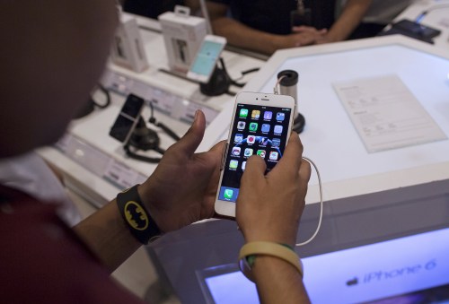 A man inspects the Apple iPhone 6 Plus at an electronics store in Mumbai, India, July 23, 2015. With only a tiny share of the world's fastest-growing major smartphone market, Apple Inc is stepping up its push into India, with a first targeted TV advertising campaign, expanded retail network and promotional financing schemes.       To match APPLE-INDIA/     REUTERS/Danish Siddiqui - GF10000167811