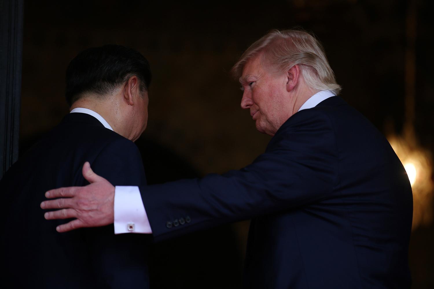 U.S. President Donald Trump welcomes Chinese President Xi Jinping at Mar-a-Lago state in Palm Beach, Florida, U.S., April 6, 2017.  REUTERS/Carlos Barria - RC1510574D80