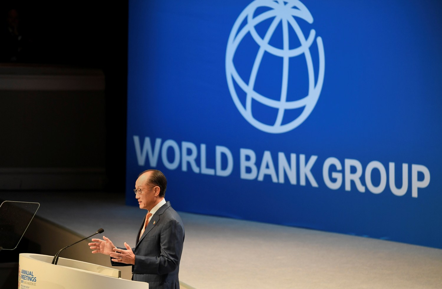World Bank Group President Jim Yong Kim makes remarks at the Plenary Session of the IMF and World Bank's 2017 Annual Fall Meetings, in Washington, U.S., October 13, 2017.   REUTERS/Mike Theiler - RC1820C71280