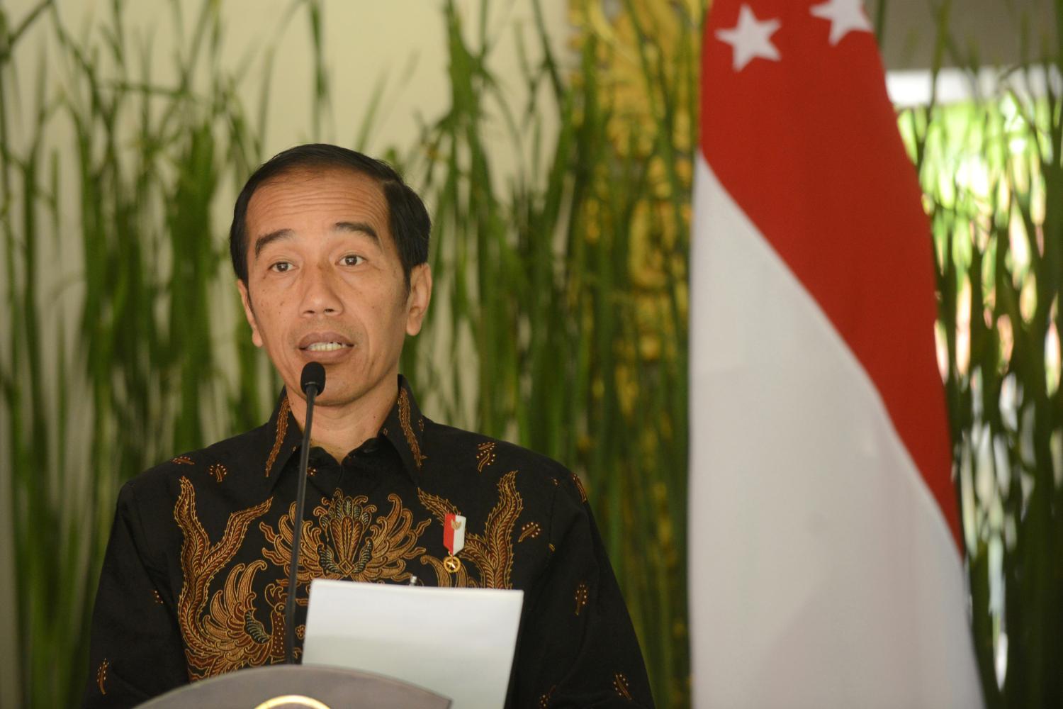 Indonesia president Joko Widodo speaks to journalist after bilateral meeting with Singapore during the International Monitary Fund (IMF) and World Bank annual meetings in Nusa Dua,  Indonesia,  October 11, 2018.  Sonny Tumbelaka/Pool via REUTERS - RC197319E4E0