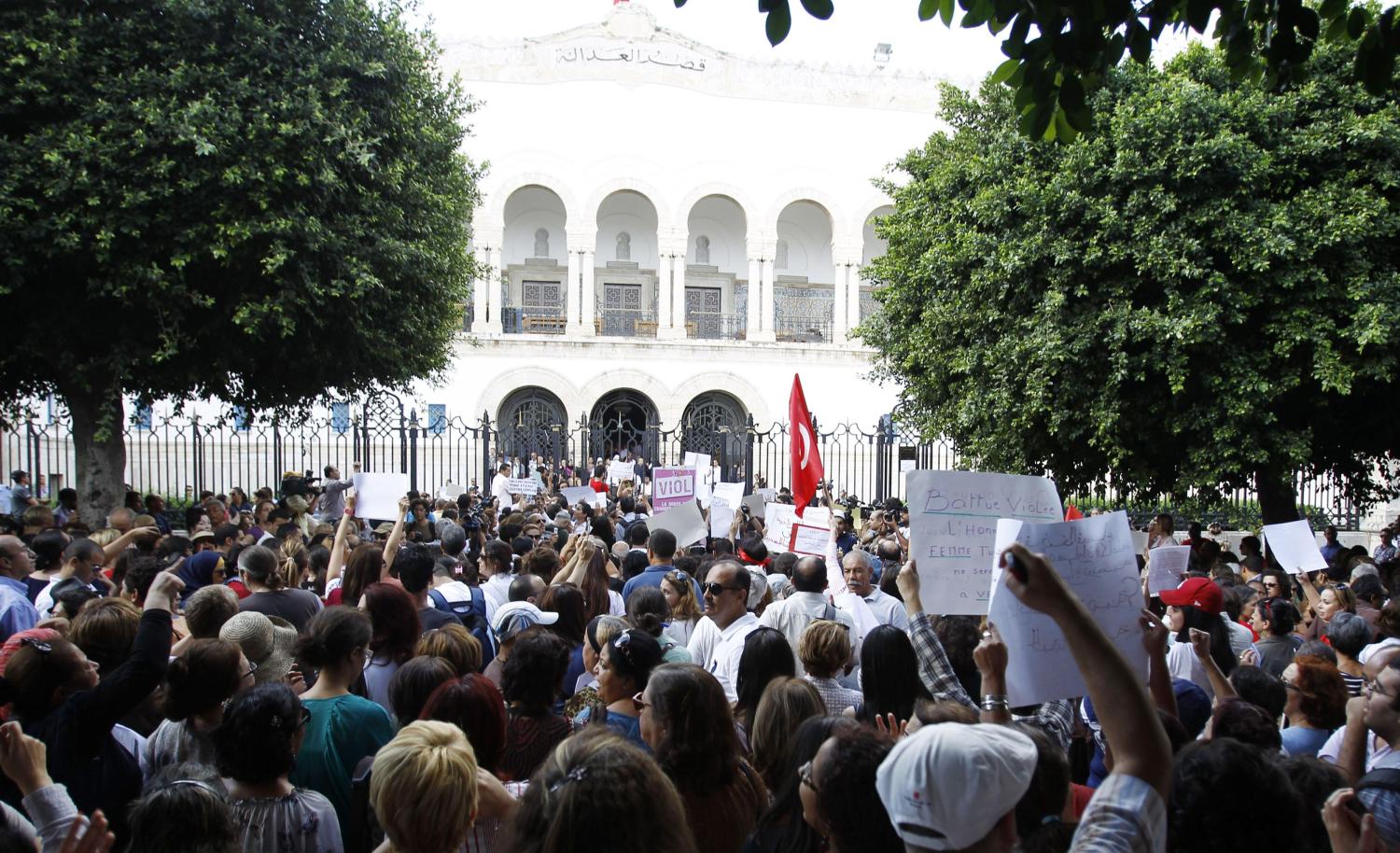 Protesters chant slogans in front of the court in Tunis October 2, 2012. REUTERS/Zoubeir Souissi (TUNISIA - Tags: POLITICS CIVIL UNREST CRIME LAW) - GM1E8A21SXO01