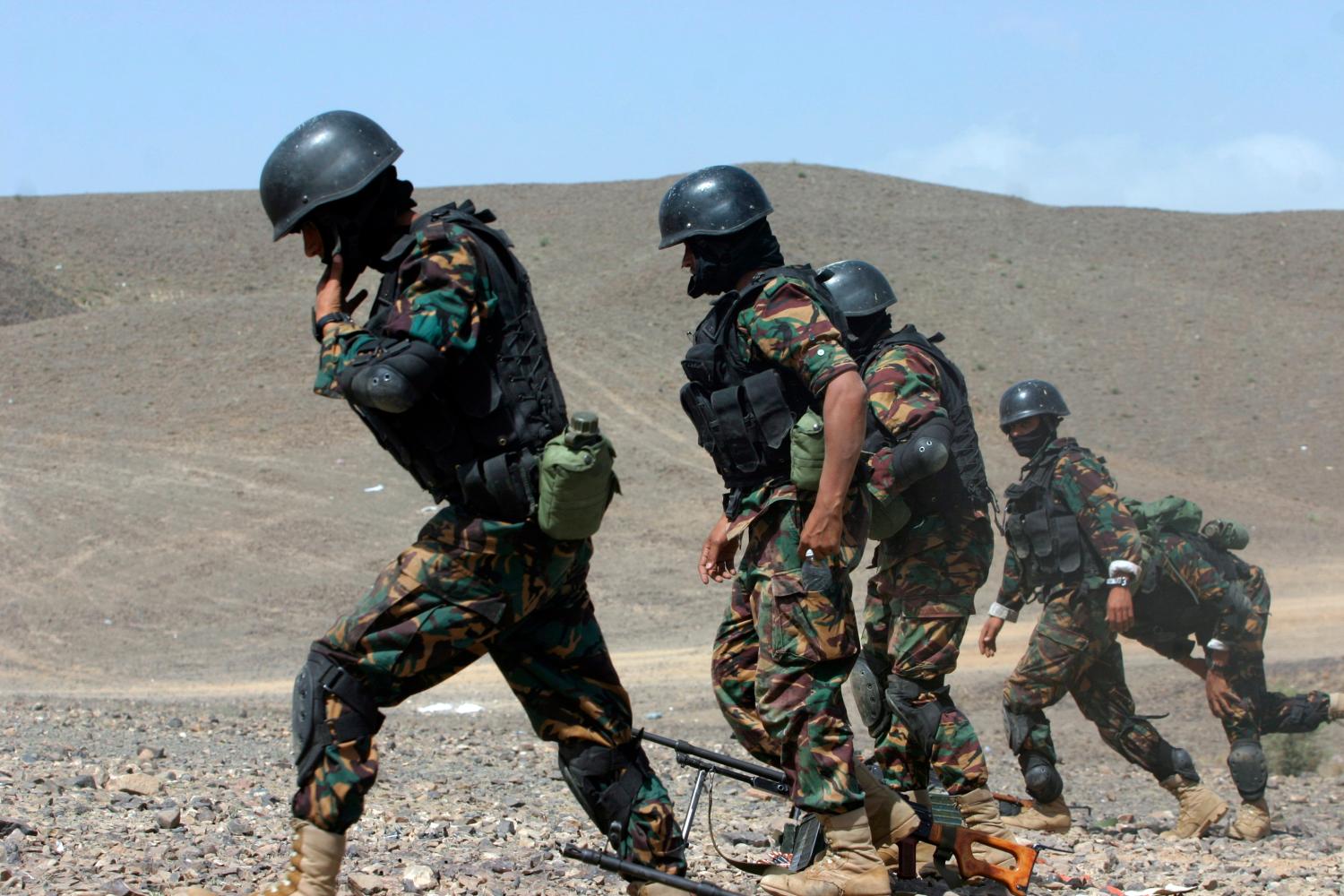 Members of Yemen's counter-terrorism force take part in field training near the capital Sanaa May 12, 2007. Yemen said on Saturday it was recalling its ambassadors to Iran and Libya over what it sees as their support for Shi'ite Muslim rebels involved in bloody clashes with government forces. REUTERS/ Khaled Abdullah (YEMEN) - GM1DVFZEZYAA