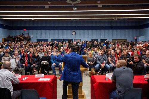 Unifor National President, Jerry Dias, speaks to GM workers at a union meeting near the General Motors' assembly plant in Oshawa, Ontario, Canada November 26, 2018. REUTERS/Carlos Osorio - RC1196CCCEC0