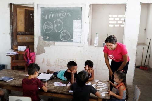 Thainara Santos, 22, conducts a lesson with her pupils in a classroom at Sao Jose school in Morro Do Veridiano, Belagua Municipality, Maranhao state, Brazil, October 10, 2018. Picture taken October 10, 2018. According to the 2015 National Household Sample Survey (Pnad), 2.8 million children and adolescents aged 4 to 17 are out of school. More than half (53 percent) come from households whose income per capita does not exceed half the minimum wage, a value of 477 reais (~$123 USD). While Brazil is in the top ten economies in the world, there are still millions of people in the northeast of the country who are in extreme poverty. REUTERS/Nacho Doce - RC15CA4A30B0
