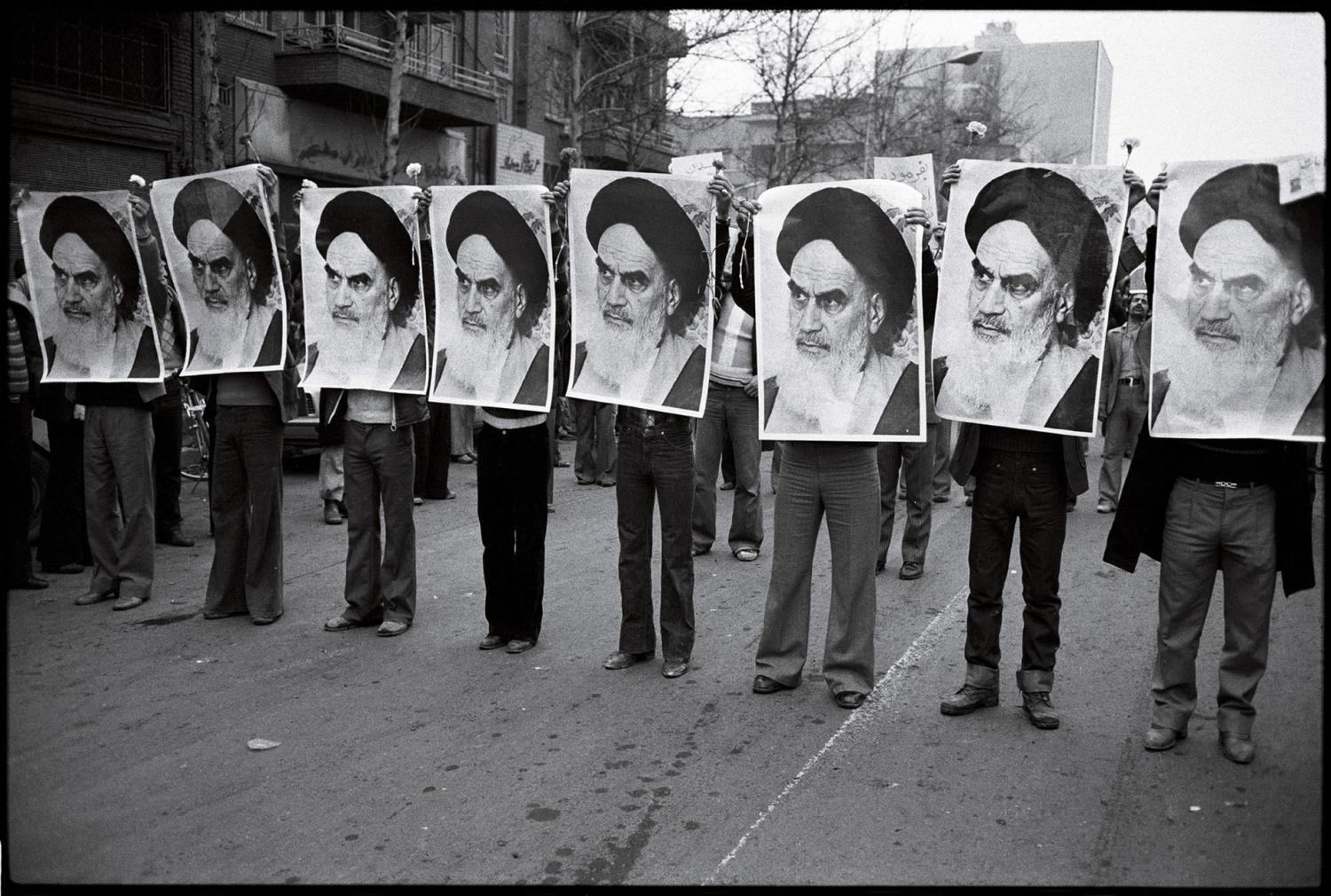 Street demonstrators hold up photos of Ayatollah Khomeini in Iran, 1978. / Wikimedia Commons