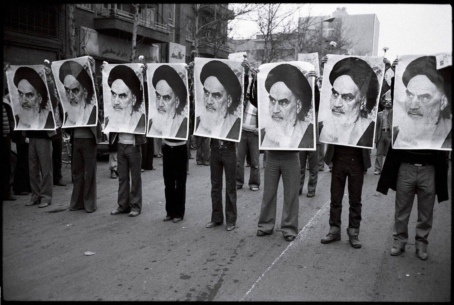 Manifestantes de rua seguram fotos do Aiatolá Khomeini no Irã, 1978. / Wikimedia Commons