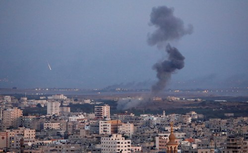 Smoke rises during an Israeli air strike in Gaza, November 12, 2018. REUTERS/Ahmed Zakot - RC1B4F7D7DE0