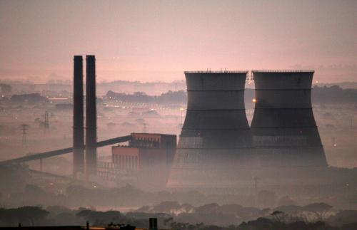 Early morning smog shrouds cooling towers of a power plant in Cape Town, South Africa, June 8, 2006.    REUTERS/Mike Hutchings/File Photo - D1BEUEVDZVAB