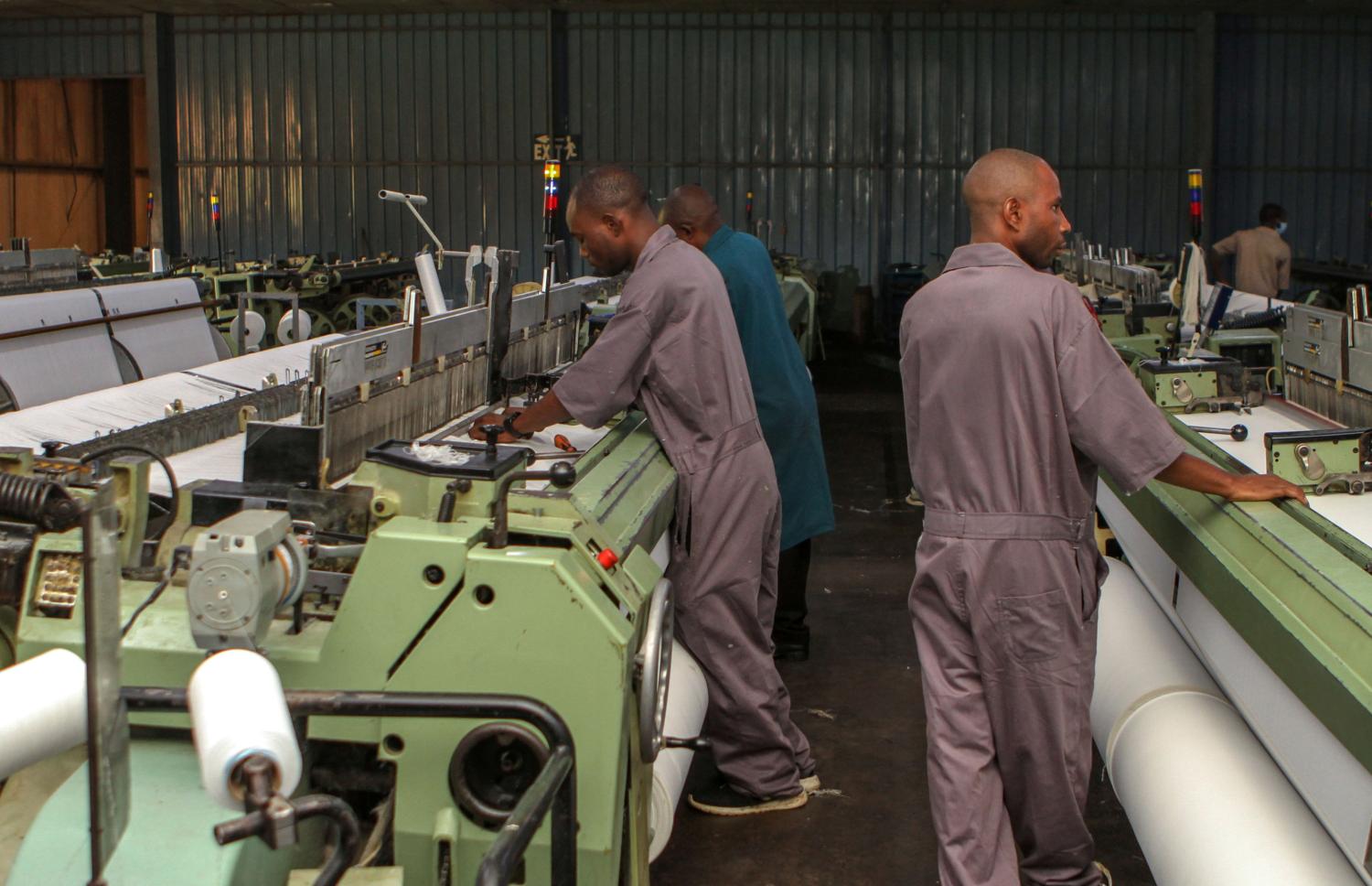 Workers are seen at the the Utexrwa garment factory in Kigali, Rwanda April 17, 2018. Picture taken April 17, 2018. REUTERS/Jean Bizimana - RC11BDF1B3C0