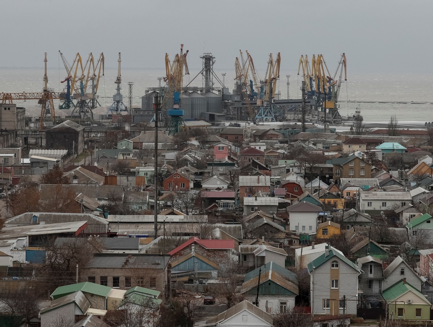 A general view shows the Azov Sea port of Berdyansk, Ukraine November 30, 2018. Picture taken November 30, 2018.  REUTERS/Gleb Garanich - RC17C02B74C0