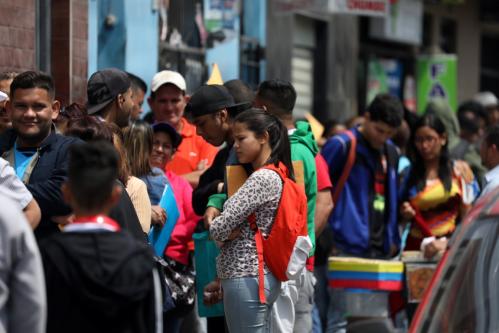 Venezuelan migrants queue to get temporary residency permits outside the immigration office in Lima, Peru October 31, 2018. REUTERS/Mariana Bazo - RC1CBE75ABD0