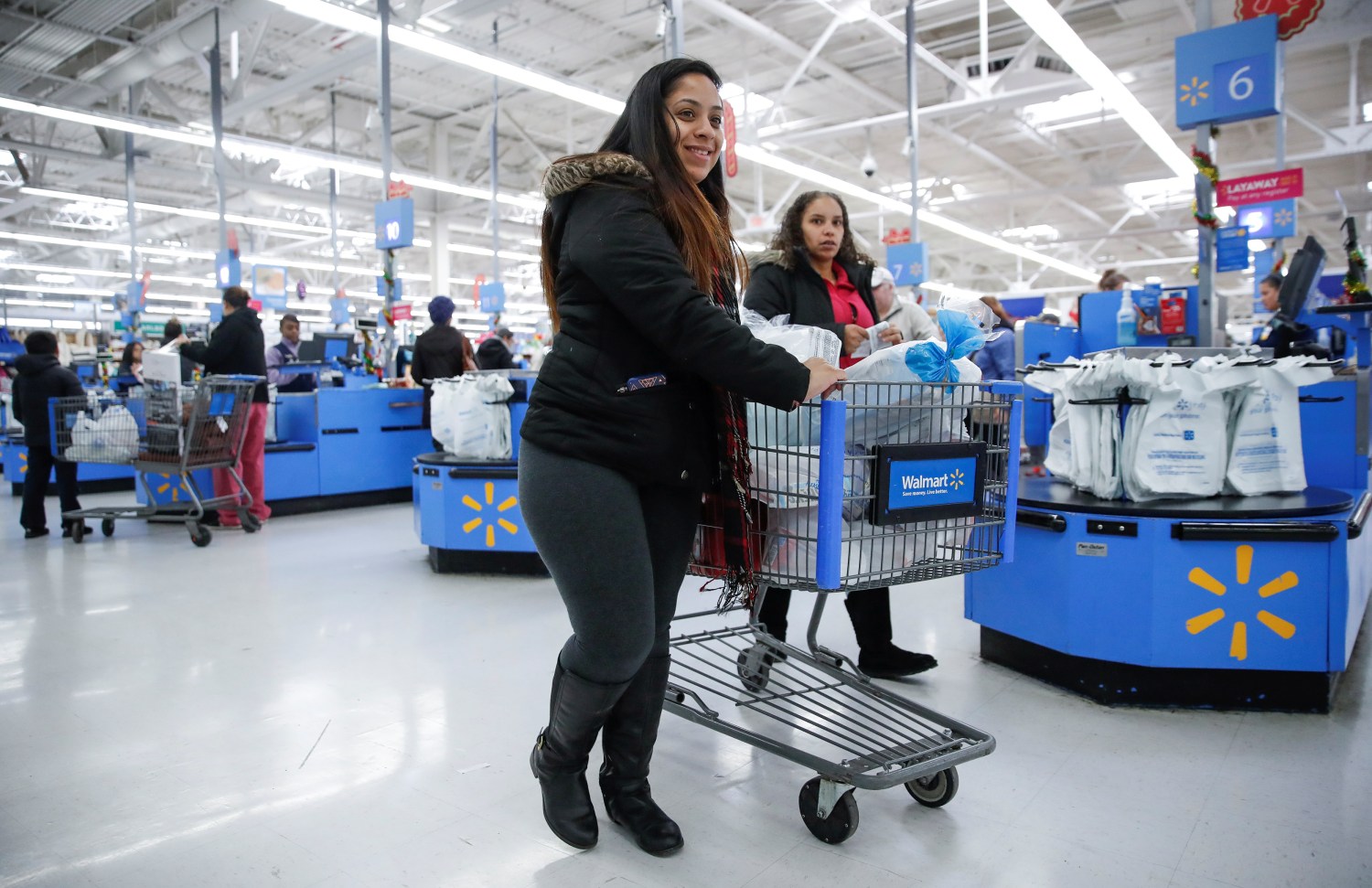 Shoppers leave a Walmart store in Chicago, Illinois, U.S., November 20, 2018. REUTERS/Kamil Krzaczynski - RC131194DA70