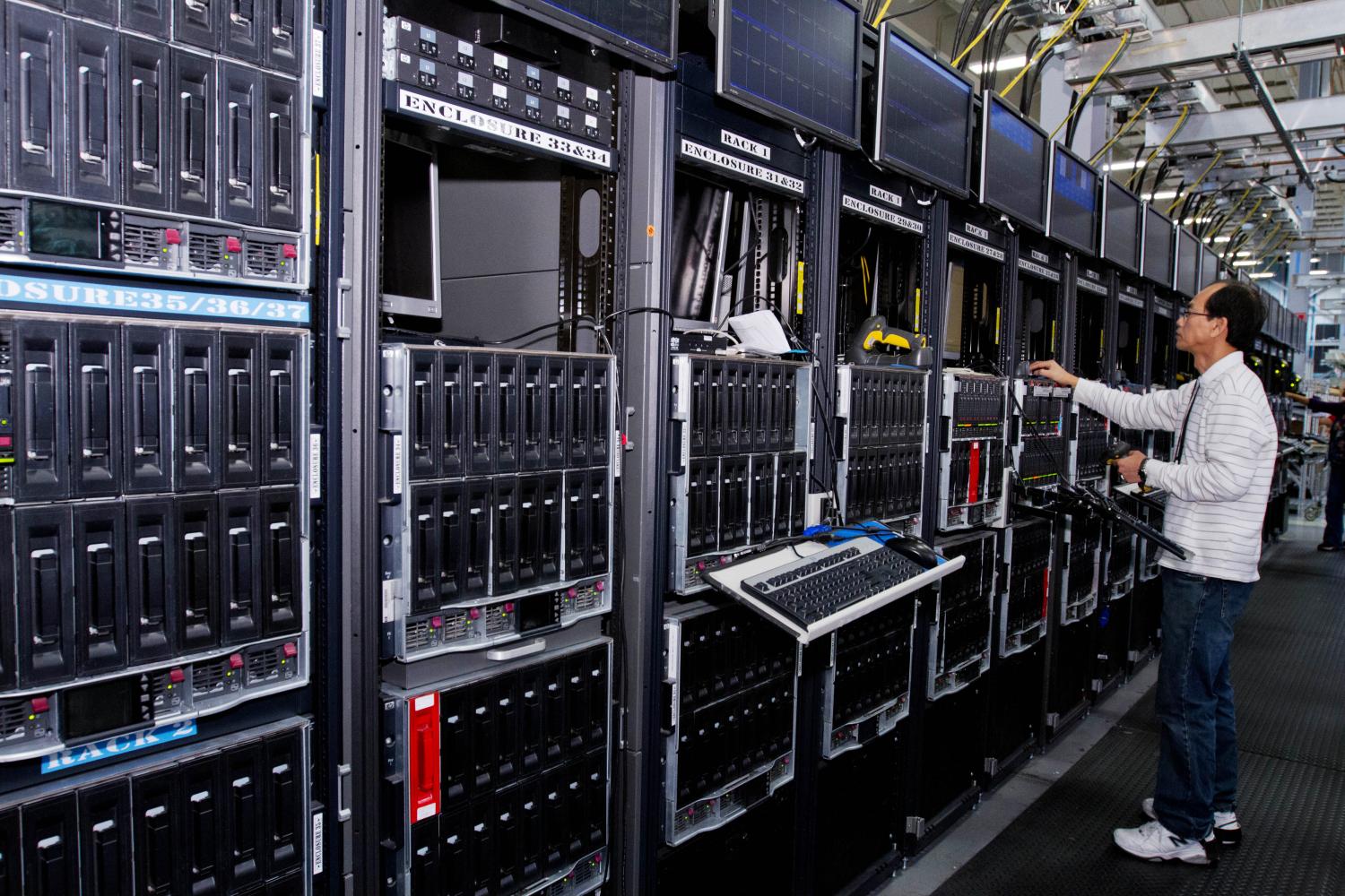 Hewlett-Packard ProLiant commercial data servers destined for cloud computing are assembled by workers at a company manufacturing facility in Houston November 19, 2013. REUTERS/Donna Carson (UNITED STATES - Tags: BUSINESS SCIENCE TECHNOLOGY) - TM4E9BJ1OPO01