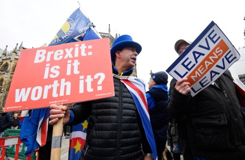 Pro and anti-Brexit protesters argue opposite the Houses of Parliament in London, Britain, December 10, 2018. REUTERS/Toby Melville - RC168C6328B0