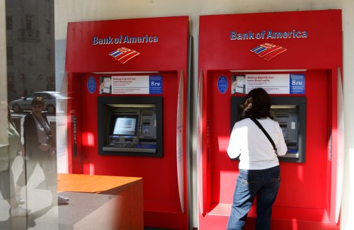 A customer uses an automated teller machine at a Bank of America branch in Chicago May 7, 2009.  Lessons from government "stress tests" of the 19 largest U.S. banks could provide a guide to improvements in financial supervision and regulation, Federal Reserve Chairman Ben Bernanke said on Thursday. REUTERS/John Gress (UNITED STATES BUSINESS) - GM1E55801E301