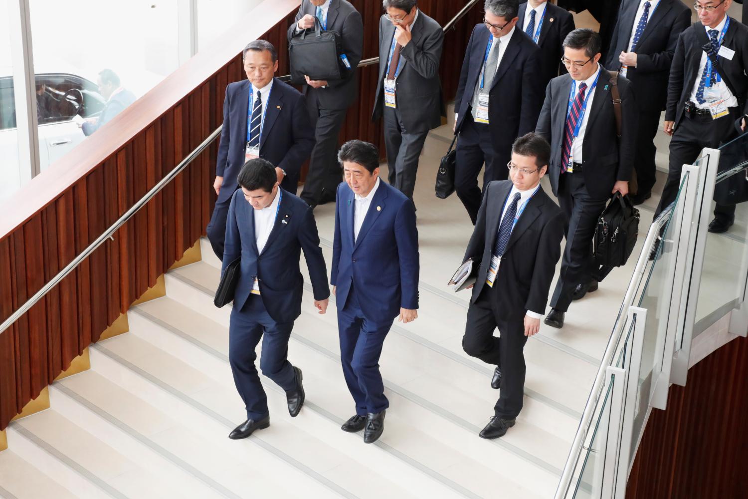 Japan's Prime Minister Shinzo Abe walks down steps as he leaves the APEC Summit in Port Moresby, Papua New Guinea November 18, 2018. REUTERS/David Gray