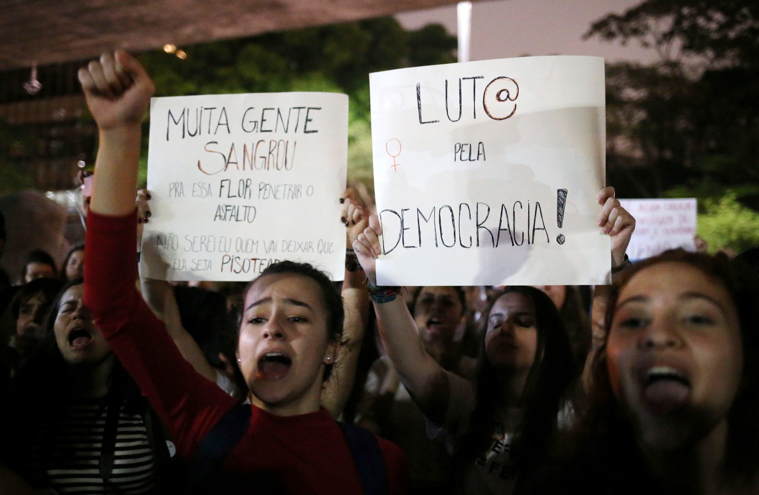 Demonstrators shout slogans against Jair Bolsonaro, far-right lawmaker and presidential candidate of the Social Liberal Party (PSL), during a protest called "dictatorship never again" in Sao Paulo, Brazil October 10, 2018. The poster (R) reads: "Fight for democracy!" REUTERS/Amanda Perobelli - RC12E4A0D820