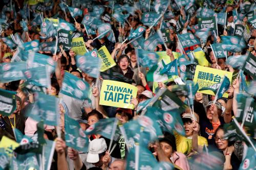 Supporters of the ruling Democratic Progressive Party (DPP) wave to candidates during a campaign rally for the local elections, in Taipei, Taiwan November 21, 2018. REUTERS/Tyrone Siu - RC1132B78CB0