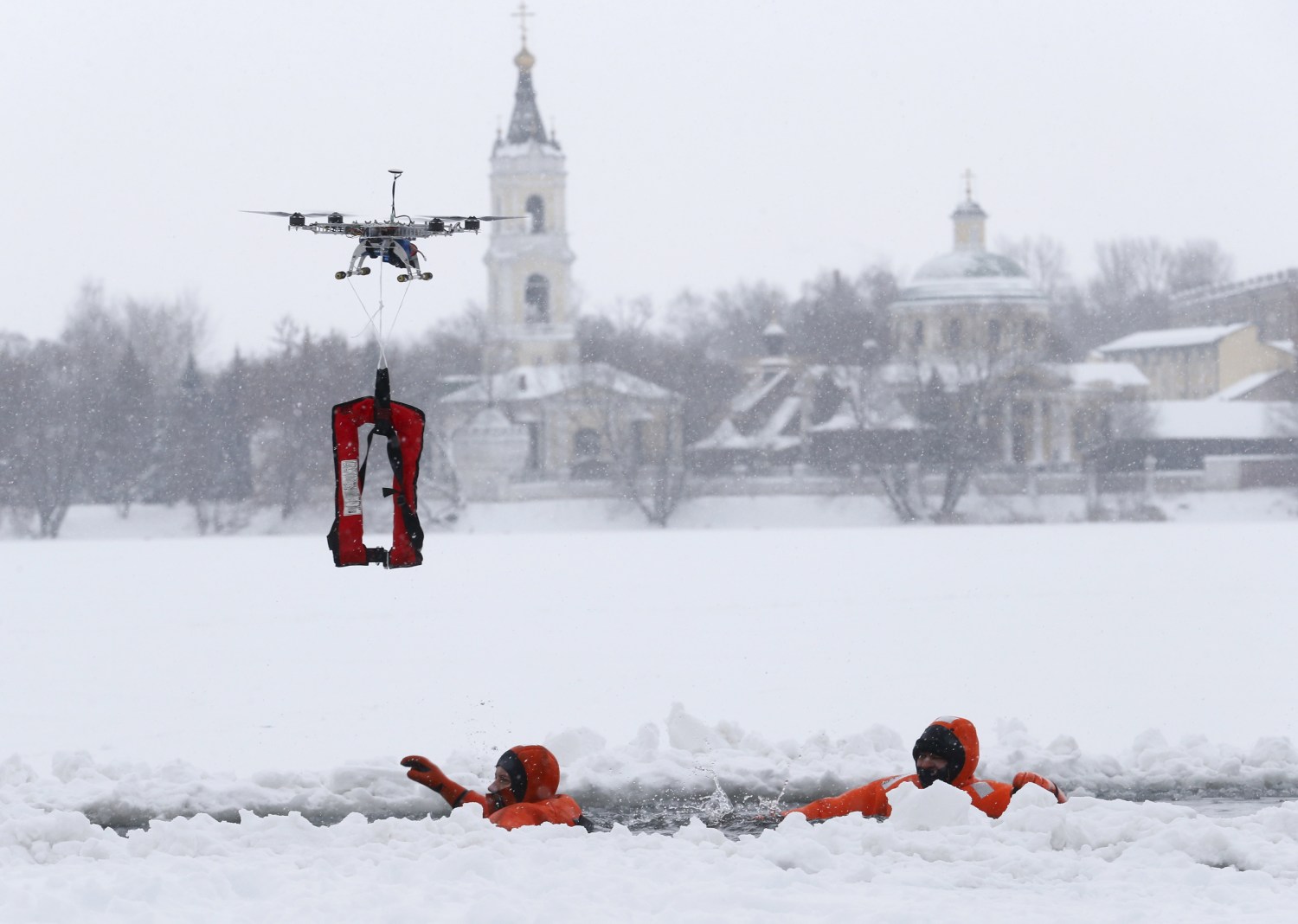 Members of the Russian Emergencies Ministry take part in a training session, part of the preparation for Russian Orthodox Epiphany celebrations, on the suburbs of Moscow, January 13, 2016. Orthodox believers will mark Epiphany on January 19 by immersing themselves in icy waters regardless of the weather. REUTERS/Maxim Zmeyev      TPX IMAGES OF THE DAY      - GF20000093324
