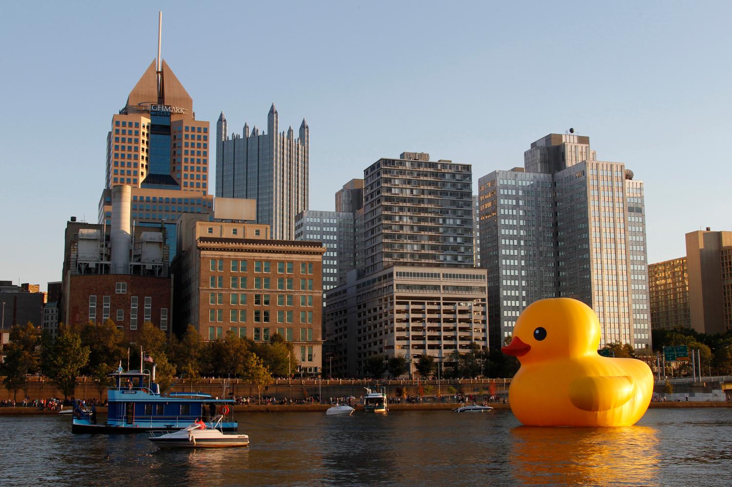 A 40-foot-high (12-metre-high) and 30-foot-wide (nine-metre-wide) inflatable rubber duck, created by Dutch artist Florentijn Hofman, is towed up the Allegheny River in Pittsburgh, Pennsylvania September 27, 2013. The event marks the North American debut of Hofman's Rubber Duck Project, which has taken place in other cities in Asia, Europe, Australia and South America. REUTERS/Jason Cohn (UNITED STATES - Tags: SOCIETY TPX IMAGES OF THE DAY) - GM1E99S0NDL01