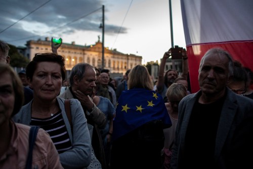 People protest against the conservative government's makeover of the Polish judiciary in Warsaw, Poland July 3, 2018. Agencja Gazeta/Dawid Zuchowicz via REUTERS     ATTENTION EDITORS - THIS IMAGE WAS PROVIDED BY A THIRD PARTY. POLAND OUT. NO COMMERCIAL OR EDITORIAL SALES IN POLAND. - RC1B4D6F1EE0