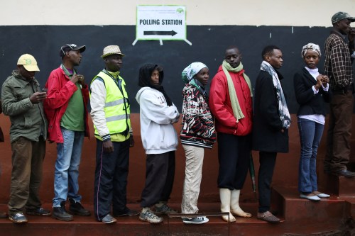 People queue to cast their vote at a polling station during a presidential election re-run in Gatundu, Kenya October 26, 2017.  REUTERS/Siegfried Modola - RC17AAEA3B20