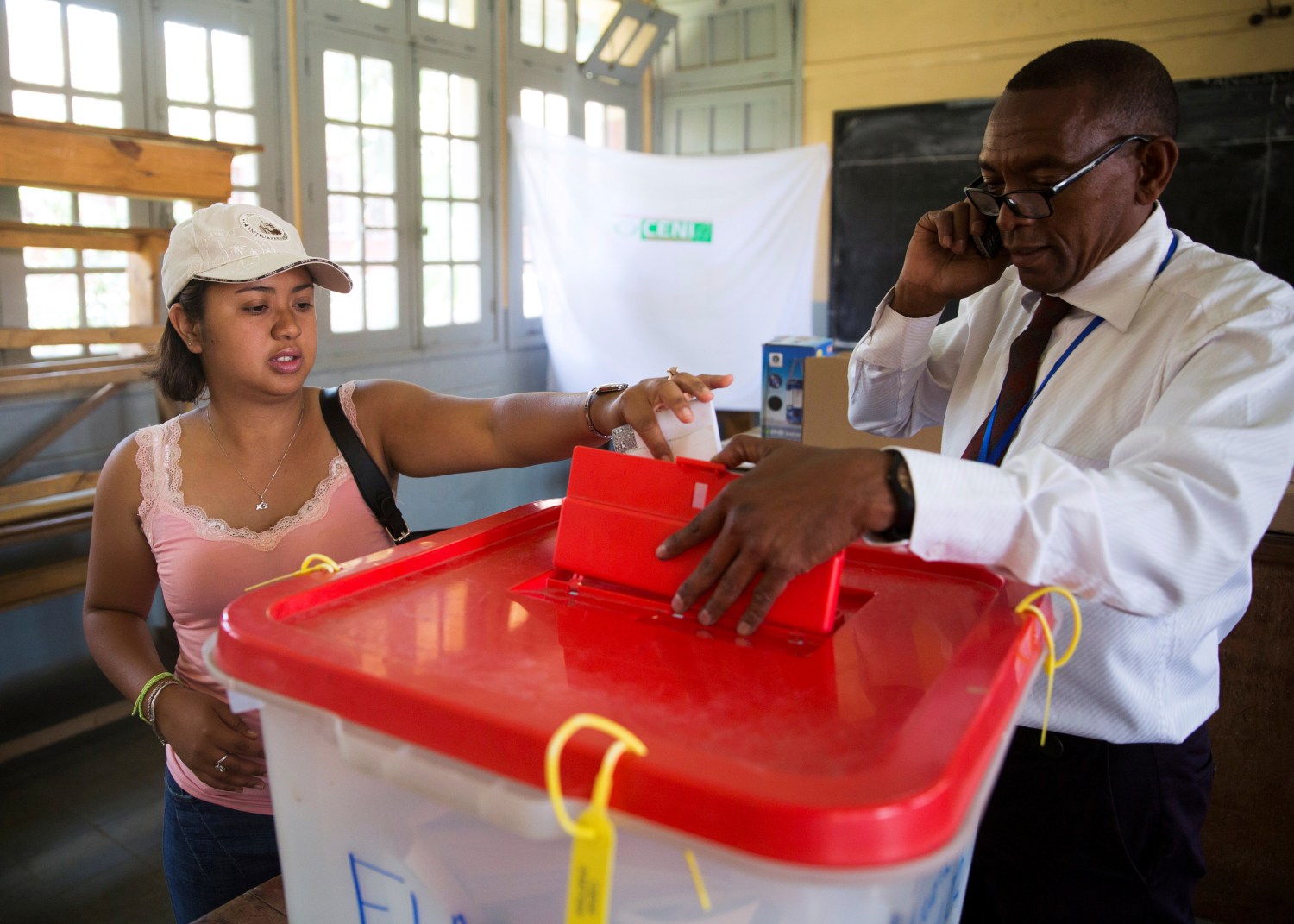 A voter casts their ballot during the presidential election at a polling centre in Analakely, Antananarivo, Madagascar November 7, 2018. REUTERS/Malin Palm - RC15F4D62800