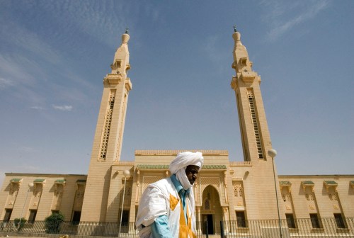 A man walks in front of the Saudi Mosque in central Nouakchott, February 2, 2008. Growing Al Qaeda presence in the Islamic Republic of Mauritania raises diplomatic and political concerns about security in Mauritania following three Al Qaeda attacks since December 2007. To match feature MAURITANIA-SECURITY/     REUTERS/Normand Blouin (MAURITANIA) - GM1DXGAVMTAA