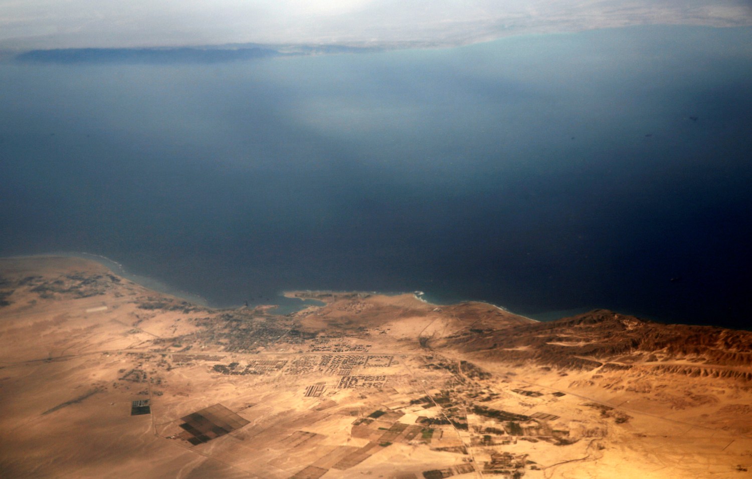 An aerial view of the coast of the Red Sea and the two islands of Tiran and Sanafir is pictured through the window of an airplane near Sharm el-Sheikh, Egypt November 1, 2016. Picture taken November 1, 2016. REUTERS/Amr Abdallah Dalsh - RC1B224A9E00