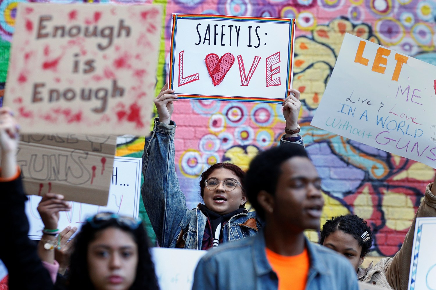 Youths take part in a National School Walkout anti-gun march in New York City, New York, U.S., April 20, 2018. REUTERS/Brendan McDermid - RC129FFE5BA0