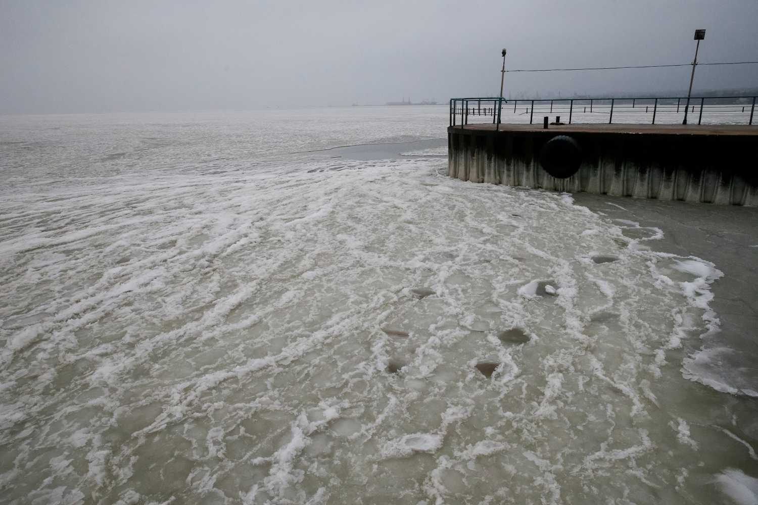 A pier on the frozen Azov Sea is seen in Mariupol, Ukraine December 1, 2018.  REUTERS/Gleb Garanich - RC176728D900