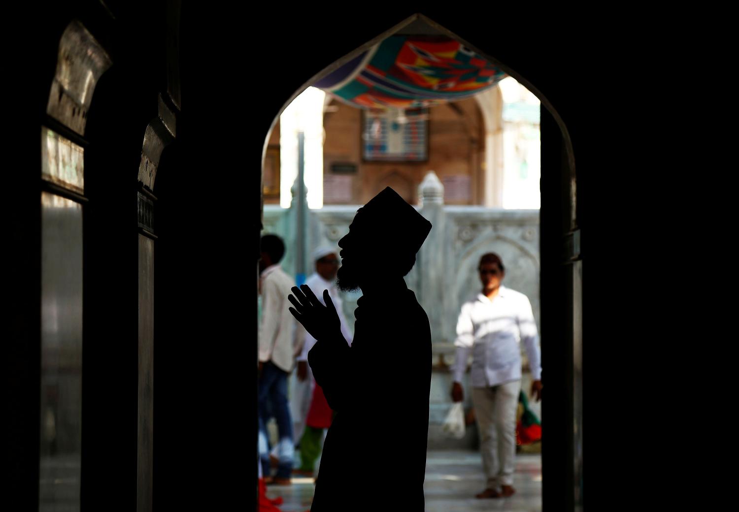 A man offers prayers inside the shrine of Sufi saint Khwaja Moinuddin Chishti during the holy month of Ramadan, in Ajmer, India June 8, 2017. REUTERS/Himanshu Sharma - RC1A46586140
