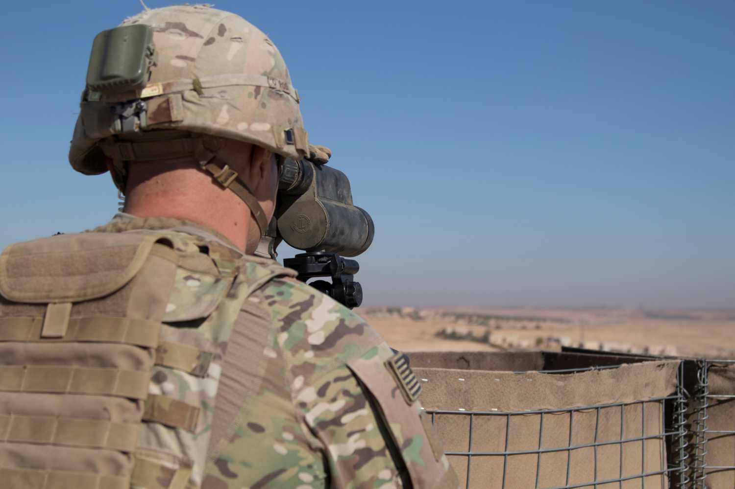 A U.S. Soldier surveils the area during a combined joint patrol in Manbij, Syria, November 1, 2018. Picture taken on November 1, 2018. Courtesy Zoe Garbarino/U.S. Army/Handout via REUTERS   ATTENTION EDITORS - THIS IMAGE HAS BEEN SUPPLIED BY A THIRD PARTY. - RC12430AAF20