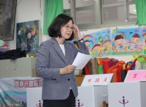 Taiwan President Tsai Ing-wen casts her vote for the local elections in New Taipei City, Taiwan, November 24, 2018. Chang Haoan/Pool/via REUTERS