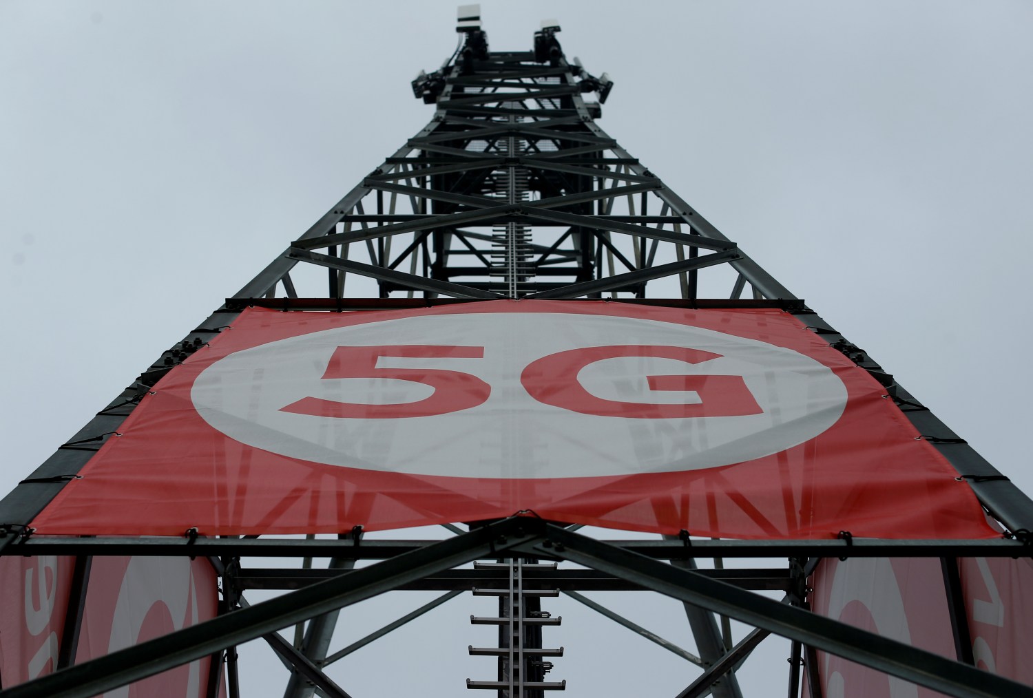 A mobile phone mast with 5G technology is pictured at the 5G Mobility Lab of telecommunications company Vodafone in Aldenhoven, Germany, November 27, 2018. Picture taken November 27, 2018. REUTERS/Thilo Schmuelgen - RC18E49931E0