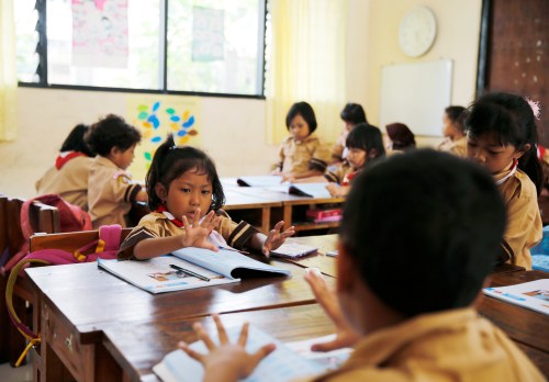 Students count with their fingers as a teacher teaches the 2013 curriculum inside a classroom at Cempaka Putih district in Jakarta, October 15, 2014. Indonesia plans to discontinue early next year the widely criticised school curriculum that emphasises moral and religious education, a minister said on Monday. Picture taken October 15, 2014. REUTERS/Beawiharta (INDONESIA - Tags: EDUCATION POLITICS) - GM1EAC81NGB01